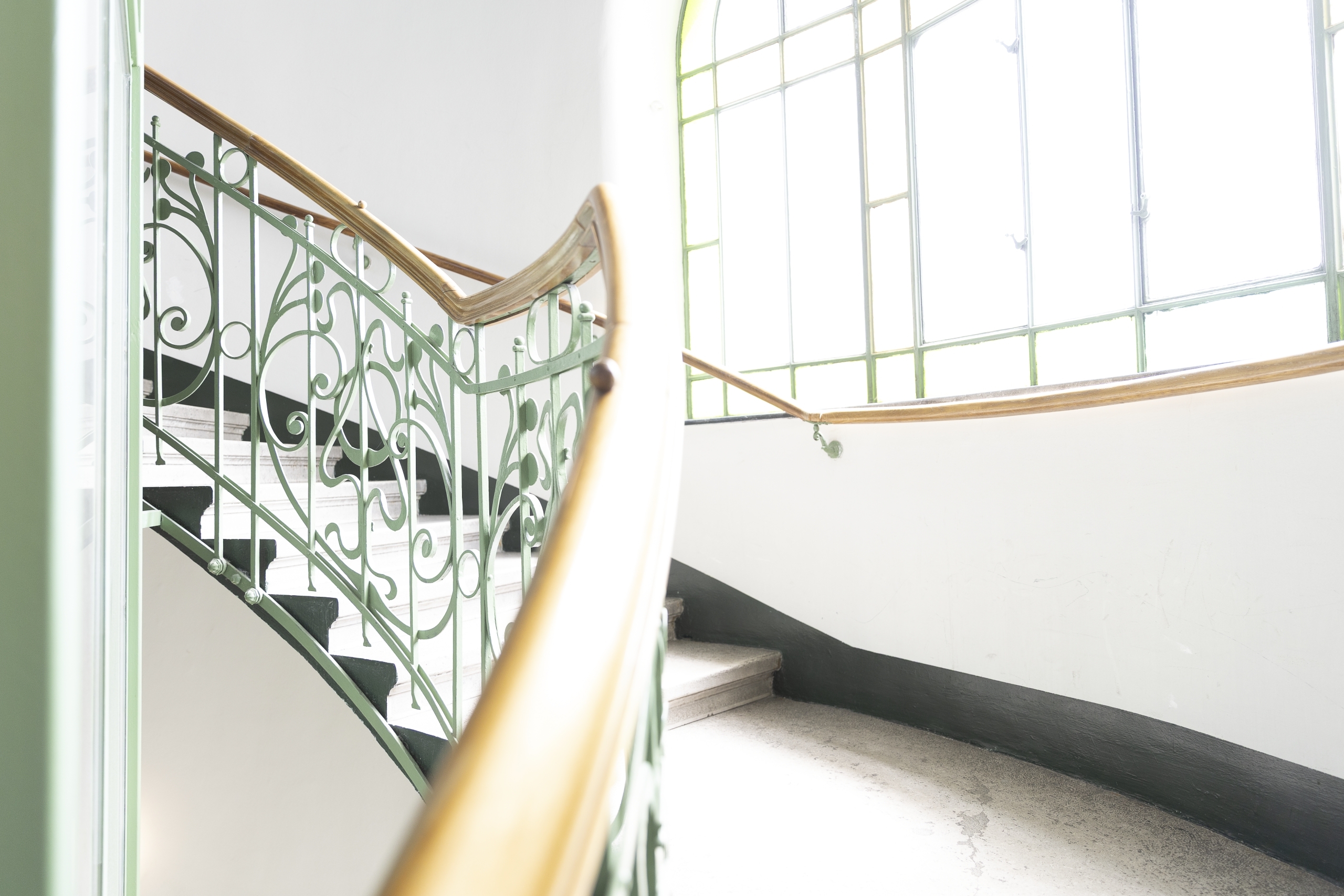 Hell beleuchtetes Stiegenhaus mit Geländer im klassischen Stil