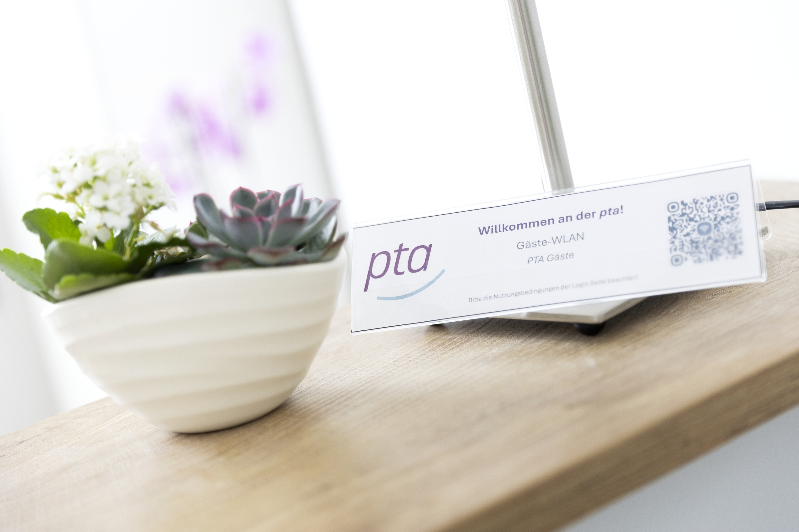 Nahaufnahme Desk des Eingangsbereichs mit Kärtchen für WLAN Zugang