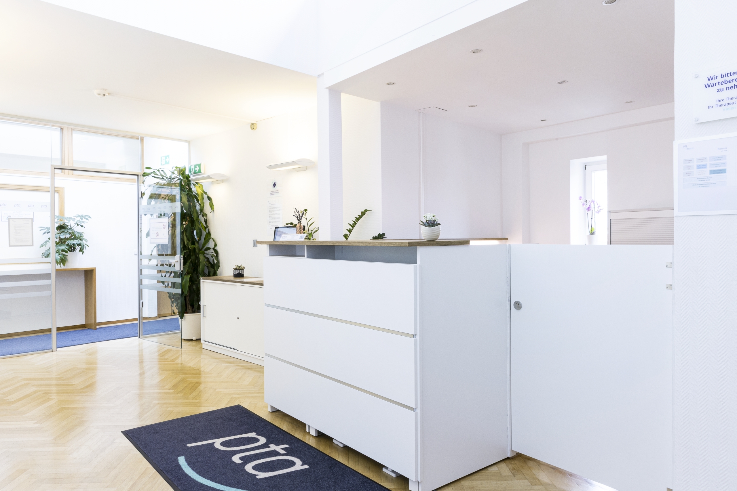 EMpfangsbereich der pta mit EIngang und Desk der Rezeption